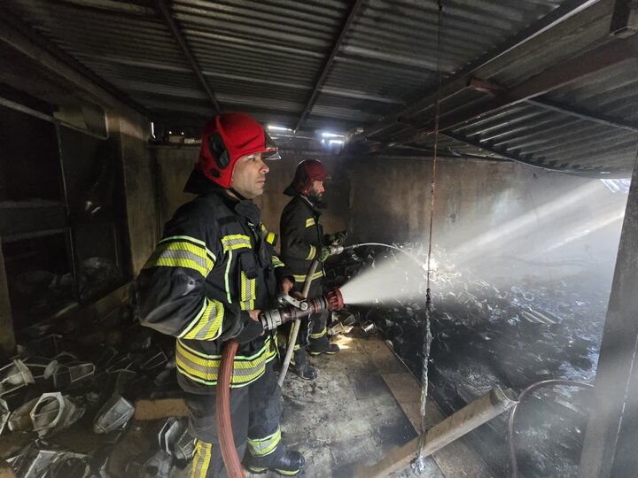 آتشنشانان اصفهان کفاشی شعلهور را نجات دادند