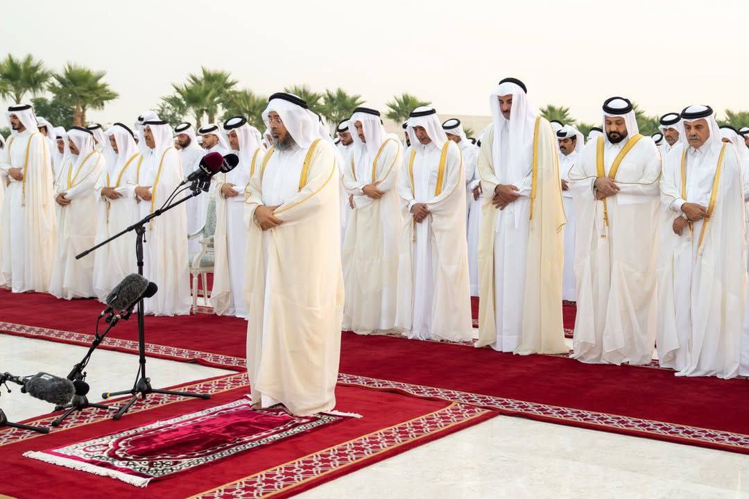 عکس/ شرکت امیر قطر در نماز باران