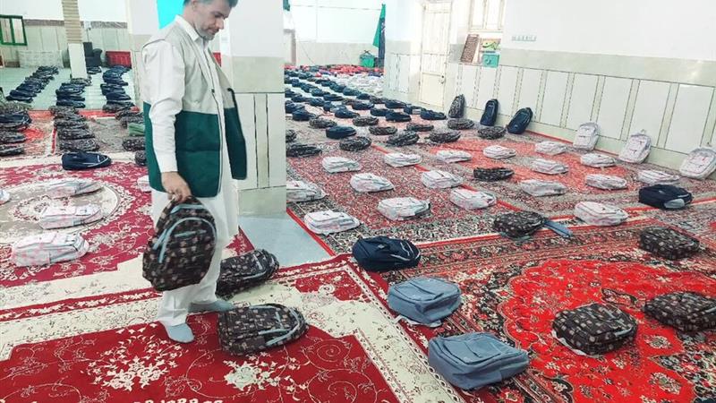 توزیع لوازم‌التحریر بین دانش‌آموزان احسان‌پذیر راسک