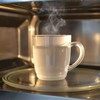 چیزی که جوشاندن آب در مایکروویو را خطرناک میکند