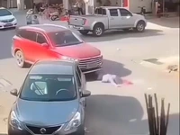 تصادف عمدی راننده با عابر در حال عبور از خیابان!