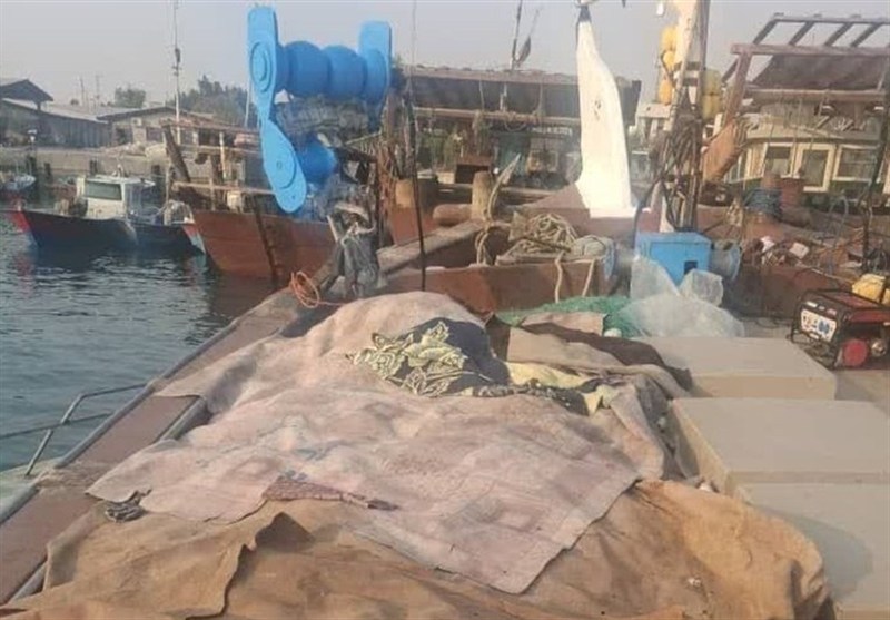 توقیف موتور لنج صیادی متخلف در سواحل جنوب استان بوشهر