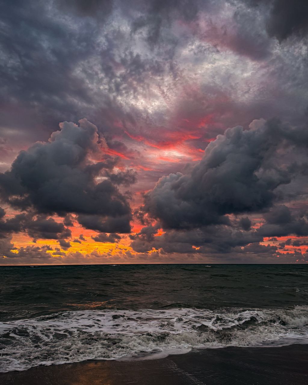 تصاویری زیبا از هم‌نشینی ابر و دریا در فلوریدای آمریکا