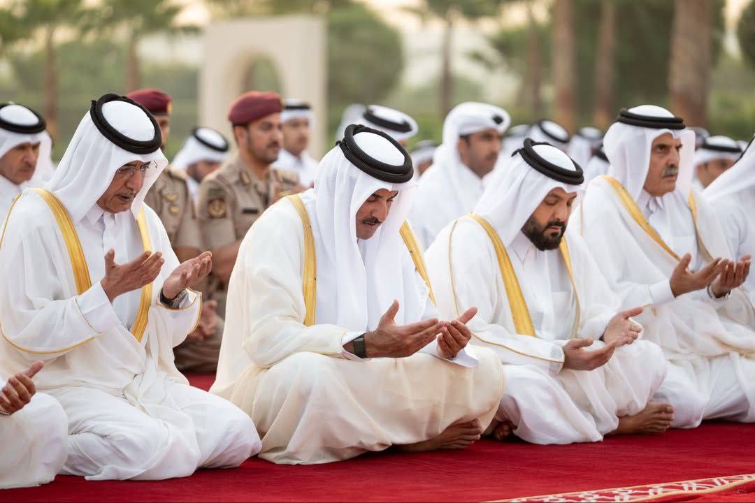 عکس/ شرکت امیر قطر در نماز باران