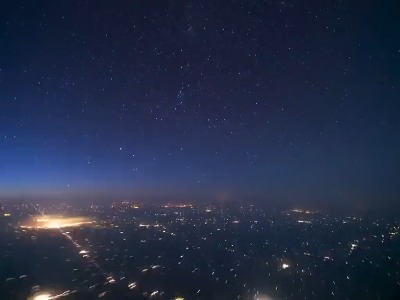 شفق قطبی از بالای آسمان؛ ثبت‌شده از داخل هواپیما!