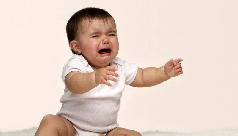 به گریه کودک بی‌توجه نباش!