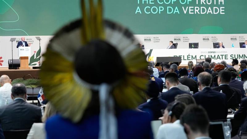 تجمع فعالان بومی در ورودیِ محل برگزاری «کاپ۳۰» در برزیل