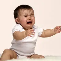 به گریه کودک بی‌توجه نباش!