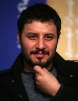 جواد عزتی جایزه بهترین بازیگر را گرفت