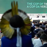 تجمع فعالان بومی در ورودیِ محل برگزاری «کاپ۳۰» در برزیل