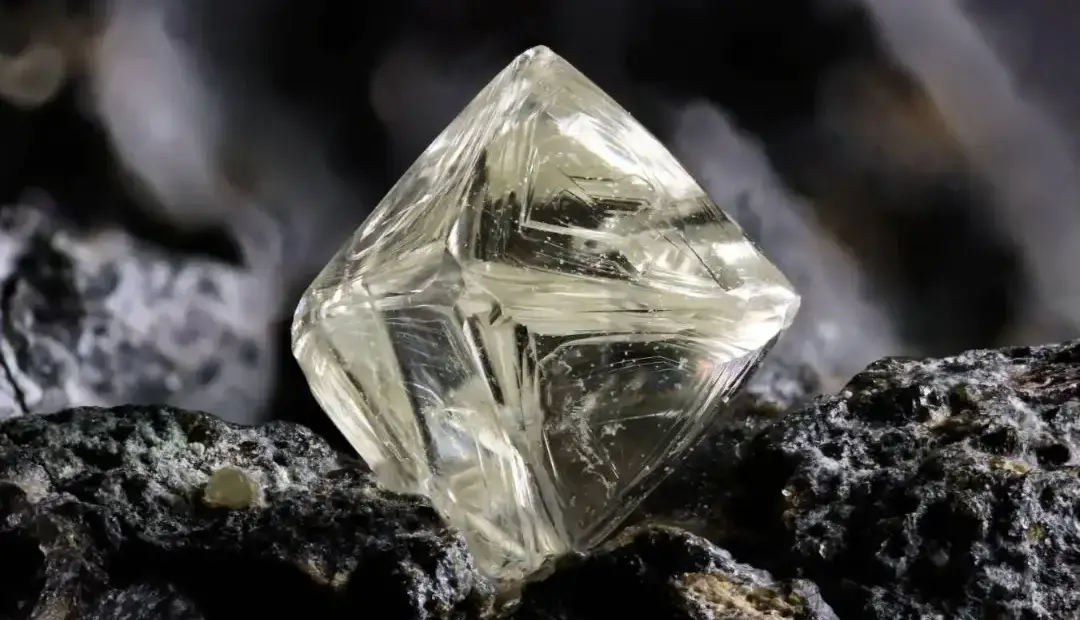 چرا ۷۰ درصد الماسهای دنیا از یک نوع آتشفشان عجیب میآیند؟