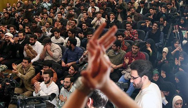 سیاست تنها زمانی زنده میشود که دوباره با جامعه زندگی کند