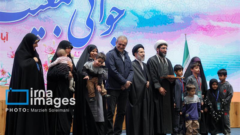 تقدیر رییس جمهور از خانواده برگزیده بجنوردی در رویداد ملی جوانی جمعیت