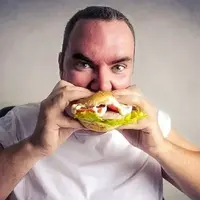 چه چیزهایی باعث بروز اختلال پرخوری می شوند؟