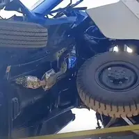 تصادف عجیب زیر یک پل؛ نیسان آبی، شاسی تریلی را خرد کرد!