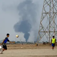 فوتبال در زمین خاکی و هوای آلوده!