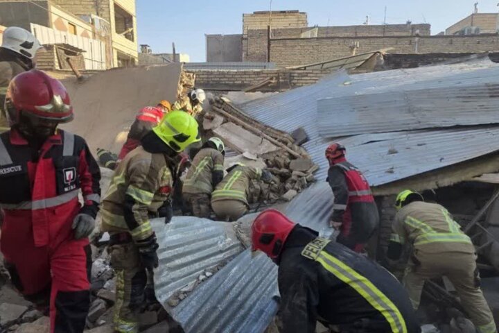 ۲ نفر در پی انفجار خانهای در مشهد محبوس شدند