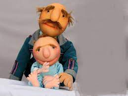 جوری که بچه فامیل دور شمع رو فوت می کنه!