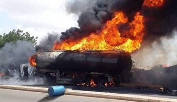 برخورد ۲ تانکر سوخت در گردنه لاشتر یک مصدوم داشت