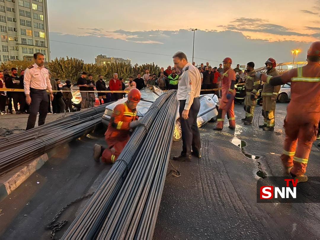 عکس/ واژگونی کامیون حامل میلگرد در کوهسار و سقوط بار روی خودروی سواری