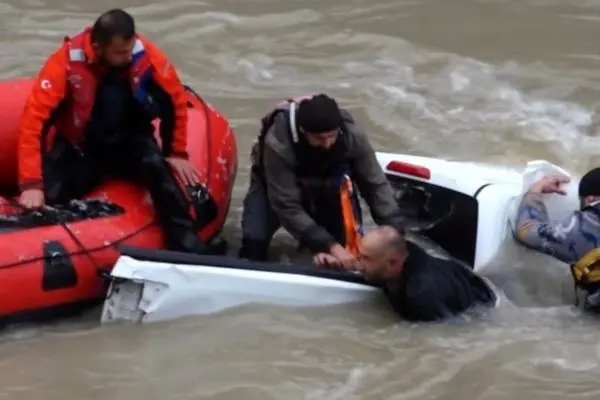 نجات نفسگیر سرنشینان خودروی غرق شده در سیل