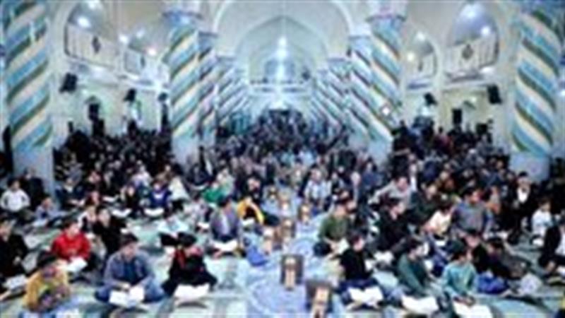 طنین تلاوت جمعی نوجوانان یزدی در مسجد ولایت