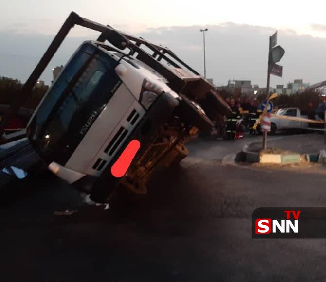 عکس/ واژگونی کامیون حامل میلگرد در کوهسار و سقوط بار روی خودروی سواری