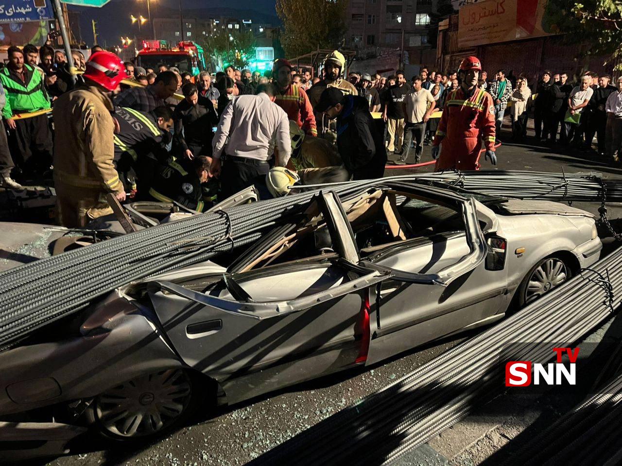 عکس/ واژگونی کامیون حامل میلگرد در کوهسار و سقوط بار روی خودروی سواری