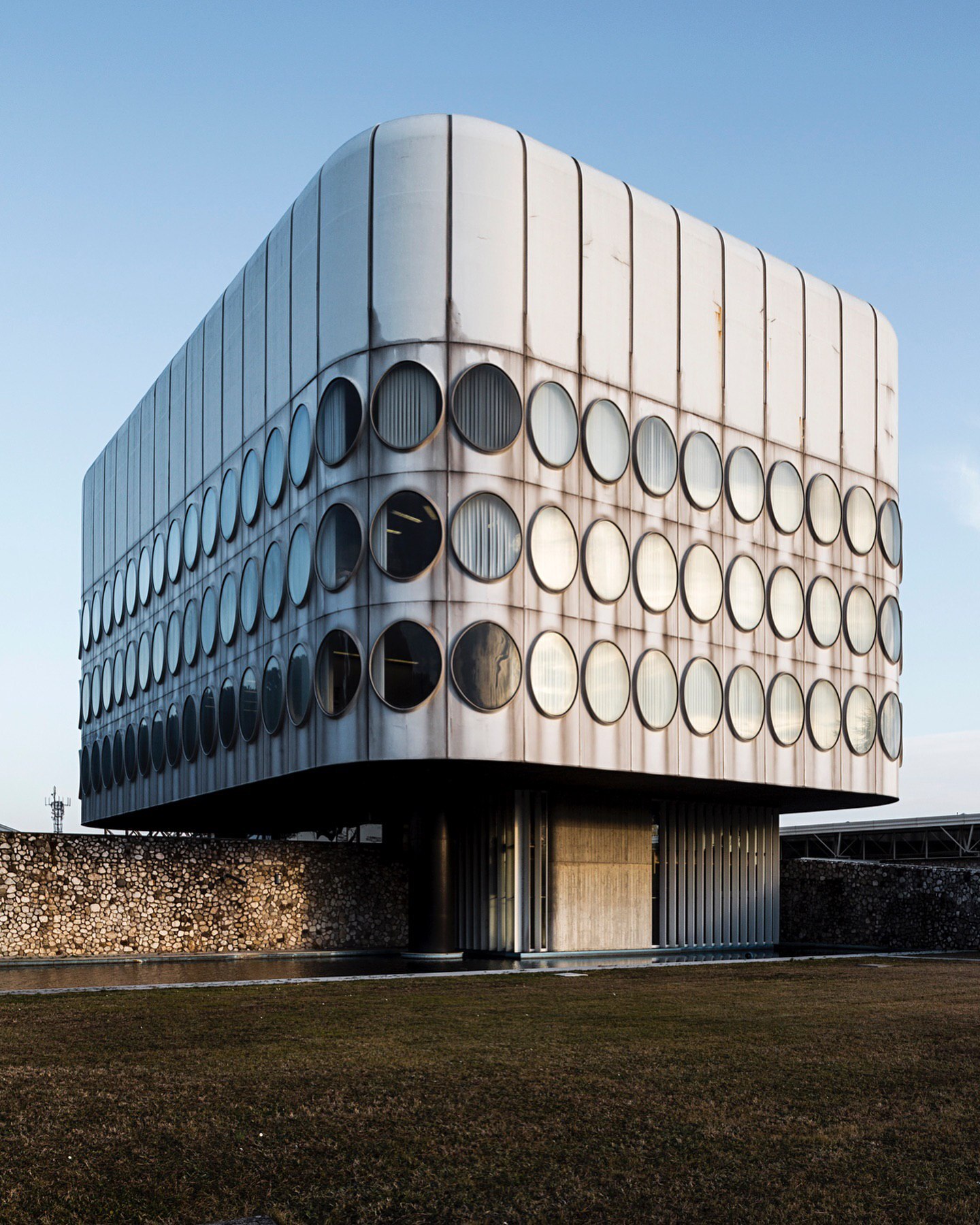 4 گوشه دنیا/دفتر کار یا اثر هنری معماری بروتالیسم؟!