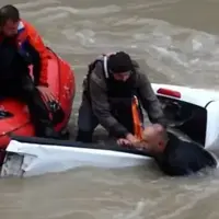 نجات نفسگیر سرنشینان خودروی غرق شده در سیل