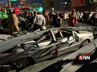 واژگونی کامیون حامل میلگرد روی خودروی سواری