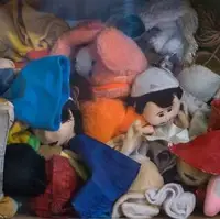 استتار حرفه ای کودک بین عروسک ها