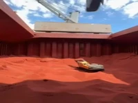 عملیاتِ تخلیۀ کشتیِ غول پیکرِ حمل سنگ آهن!!!