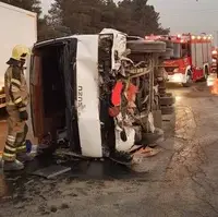 واژگونی مینی بوس در تهران حادثه ساز شد