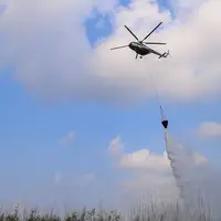 آبگیری بالگرد از دریا برای مهار آتش در جنگل الیت