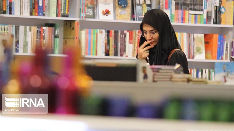 اهدای کتاب به مدارس چهارباغ