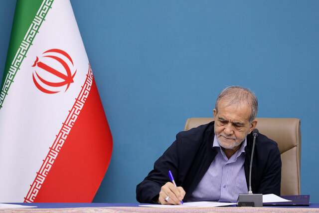 پزشکیان: ملتی که میخواهد زنده باشد باید کتاب را جدی بگیرد