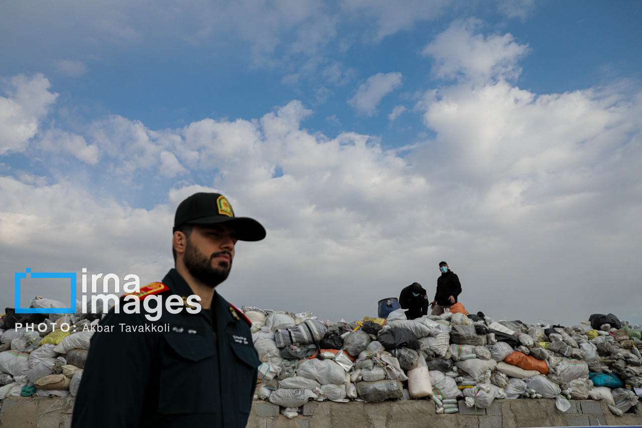 عکس/ امحای ۲۰ تن مواد مخدر