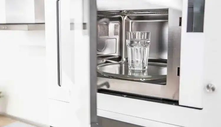 چرا نباید آب را در مایکروویو جوشاند؟