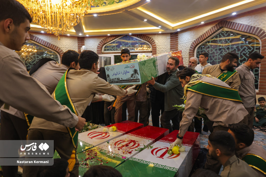 عکس/استقبال مردم کرج از ۱۰ شهید گمنام