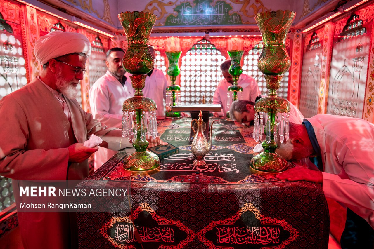  آیین غبارروبی ضریح مطهر آستان مقدس امامزاده صالح(ع)