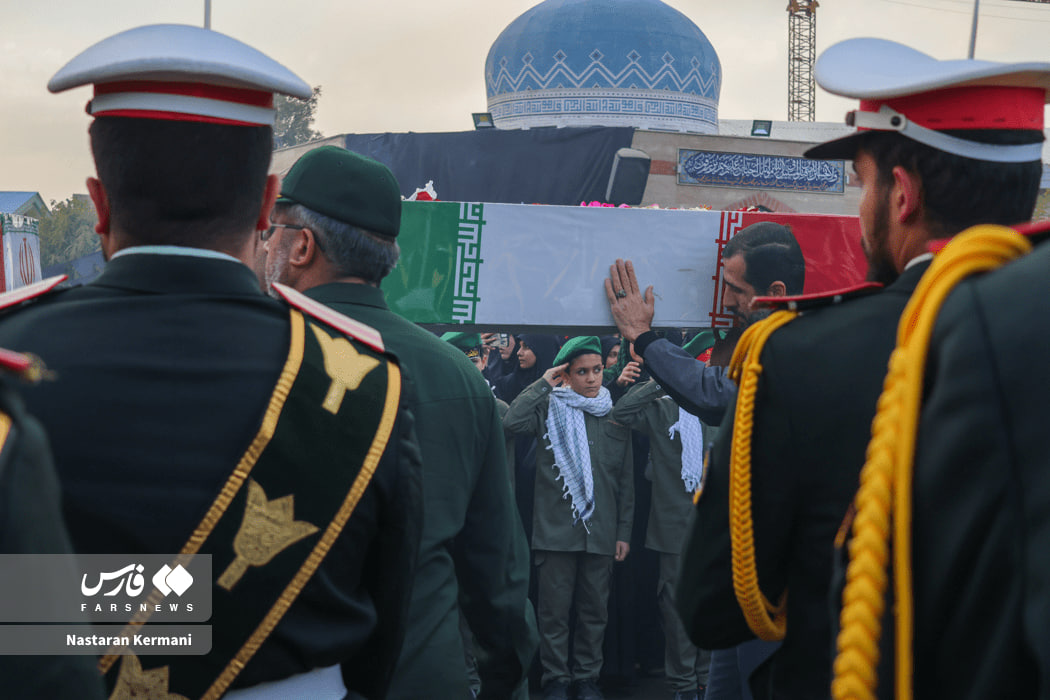 عکس/استقبال مردم کرج از ۱۰ شهید گمنام