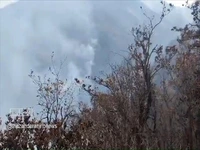 تلاش برای مهار آتش جنگل صخرهای چالوس از زمین و هوا