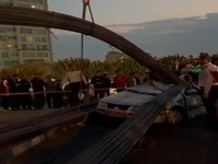 حادثه سقوط بار میلگرد روی خودروی سمند