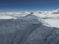 قله باشکوه و هرمی شکل آلپامایو