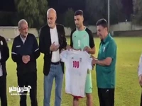 اهدای پیراهن به مهدی طارمی برای صدمین بازی ملی