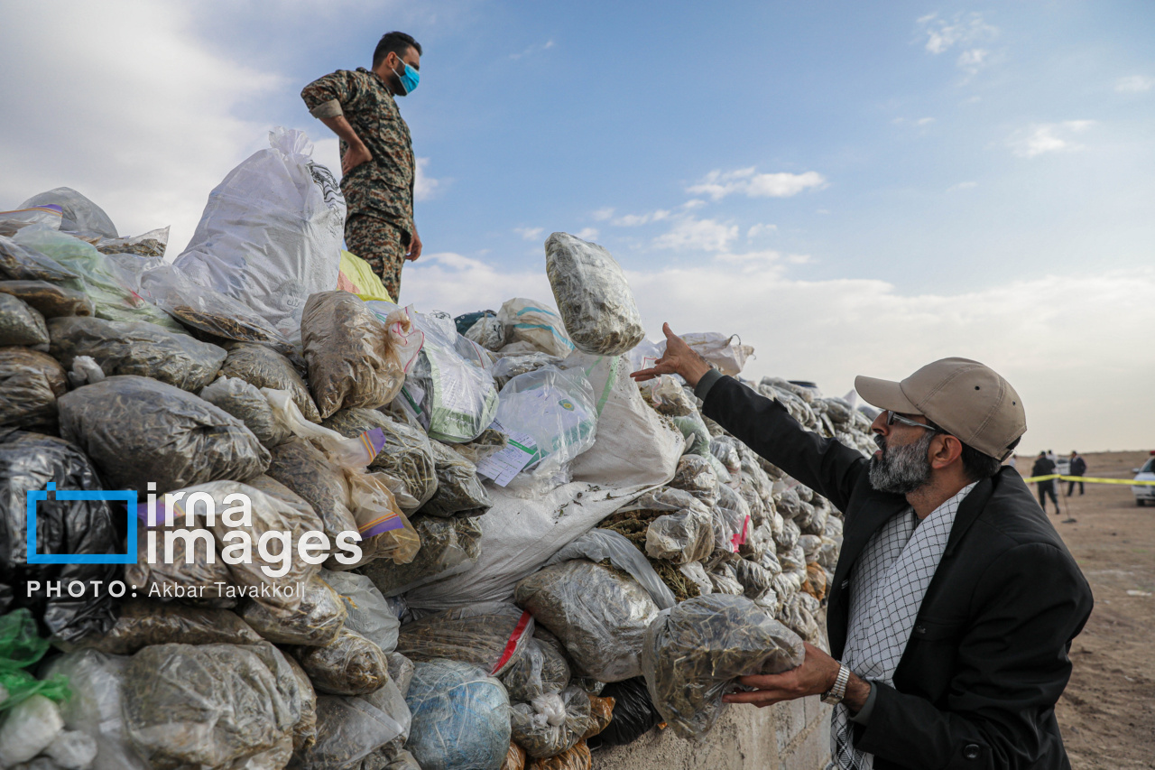 عکس/ امحای ۲۰ تن مواد مخدر