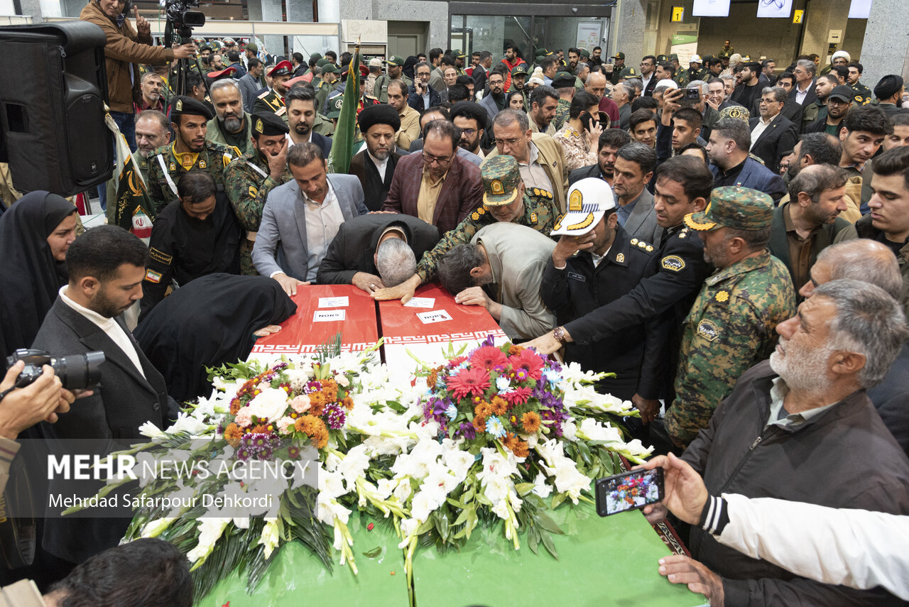 آیین استقبال از پیکر ۶ شهید گمنام دفاع مقدس در شهرکرد