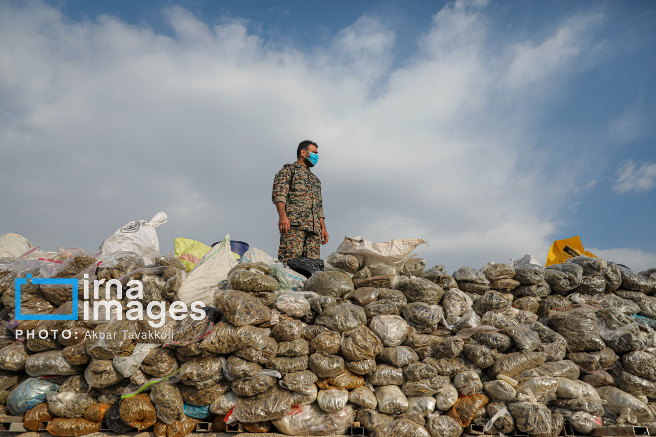 عکس/ امحای ۲۰ تن مواد مخدر