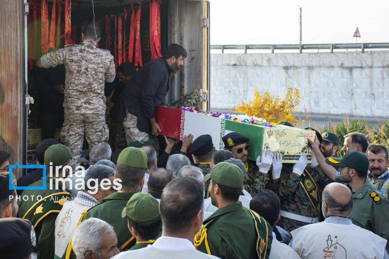 عکس/ استقبال مردم سمنان از پیکر ۸ شهید گمنام